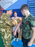 Старшеклассники соревновались в разборке автомата, снаряжении магазина и оказании первой помощи